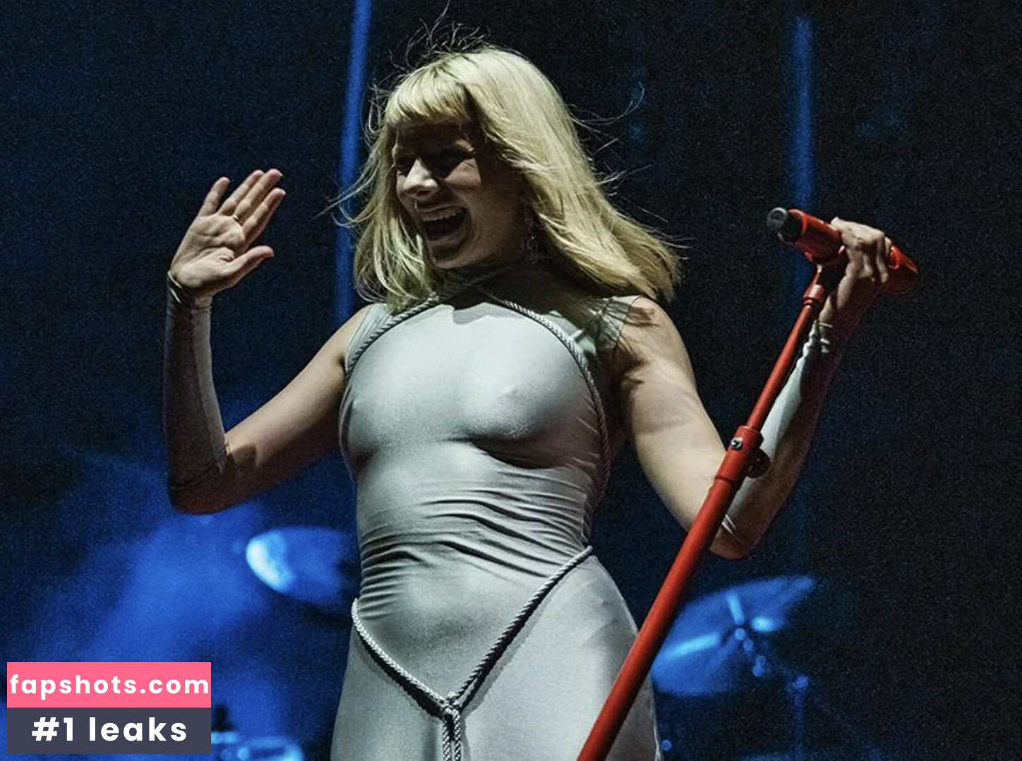 Aurora Aksnes gallery photo #37