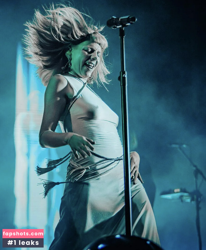 Aurora Aksnes gallery photo #38