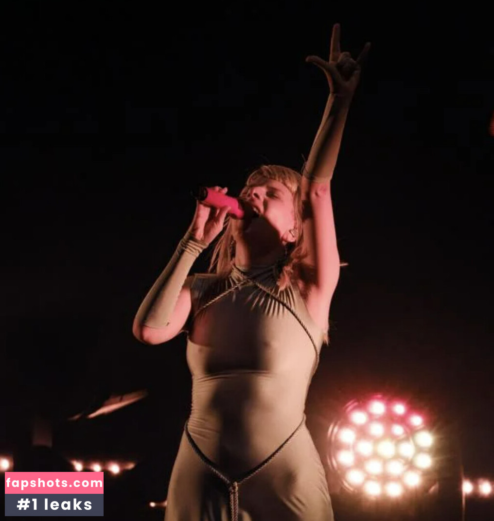 Aurora Aksnes gallery photo #46