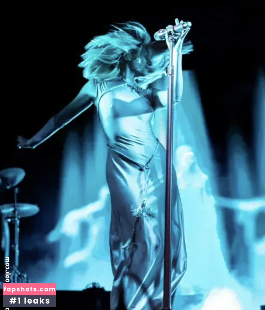 Aurora Aksnes gallery photo #49