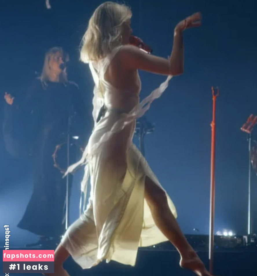 Aurora Aksnes gallery photo #6