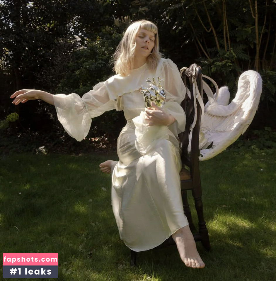 Aurora Aksnes gallery photo #8