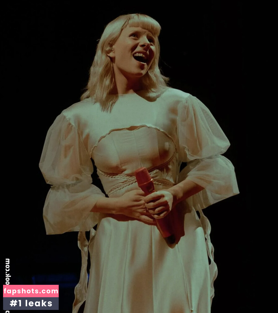 Aurora Aksnes gallery photo #9