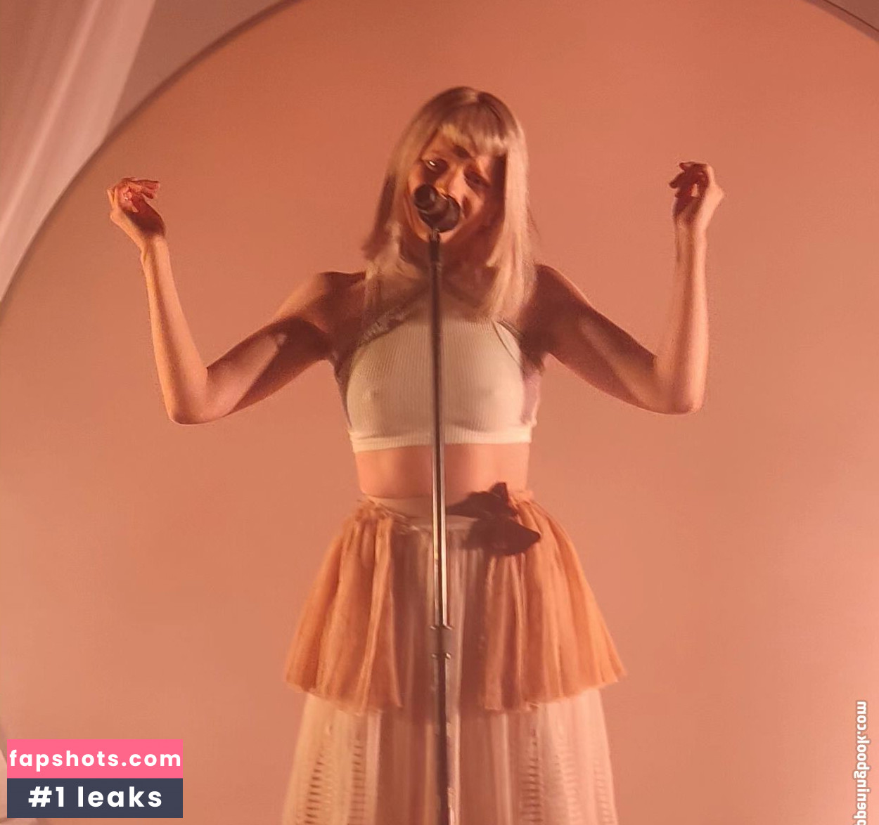 Aurora Aksnes gallery photo #82