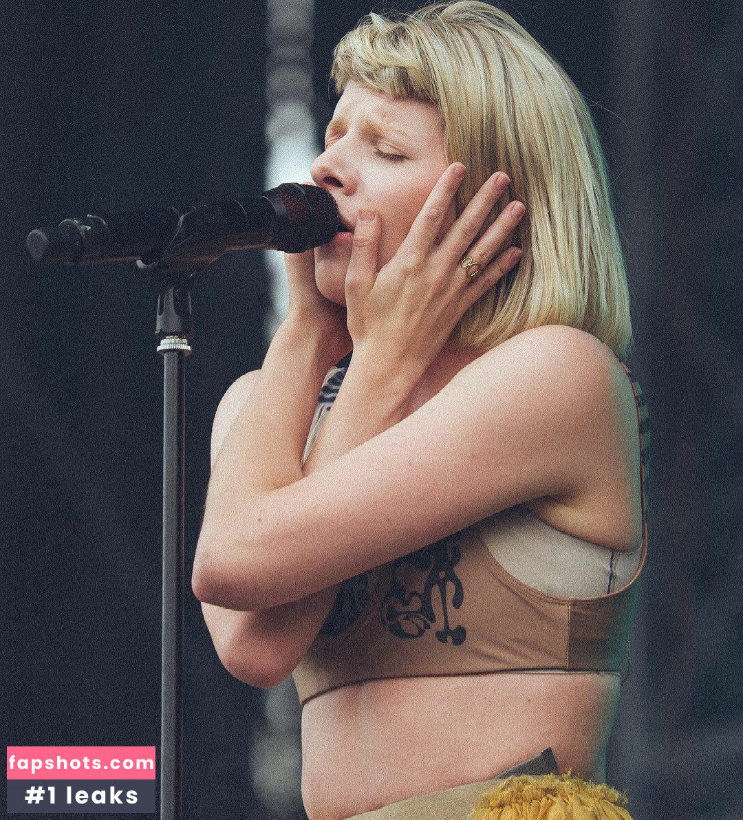 Aurora Aksnes gallery photo #91