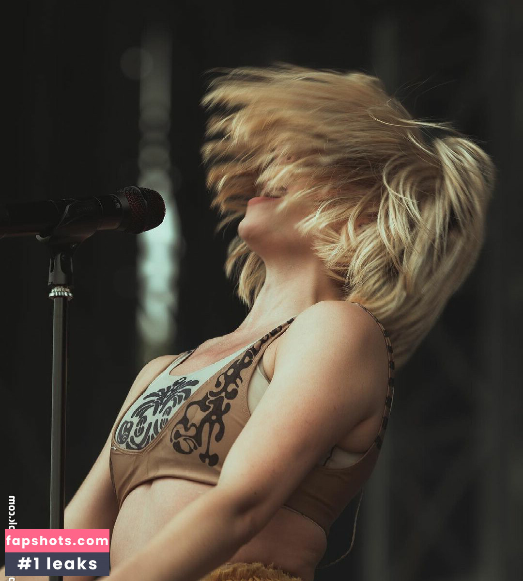 Aurora Aksnes gallery photo #92