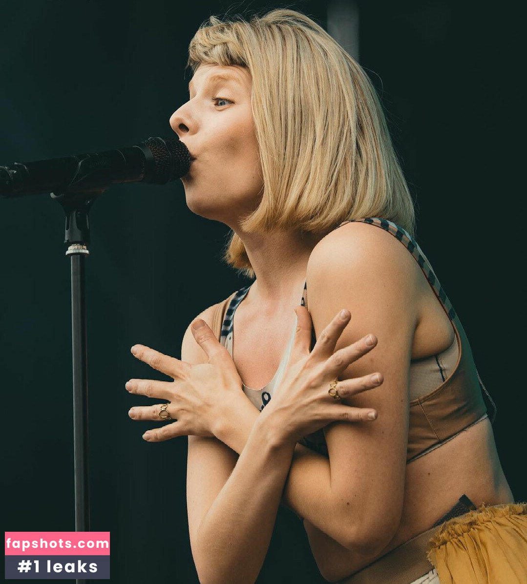 Aurora Aksnes gallery photo #95