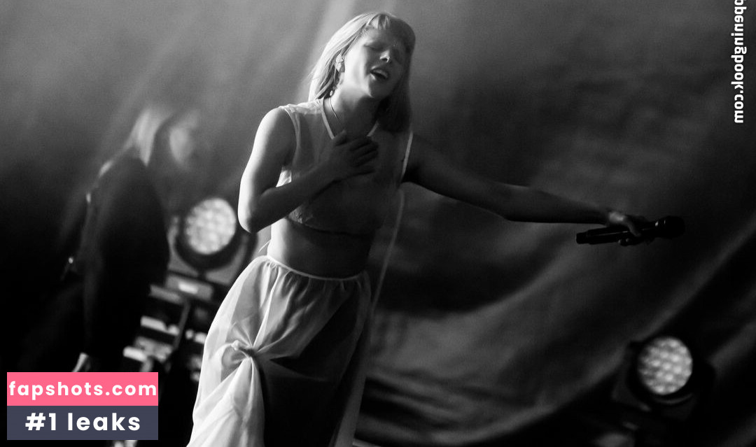 Aurora Aksnes gallery photo #98