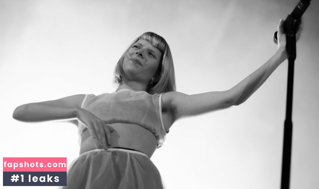 Aurora Aksnes gallery photo #99