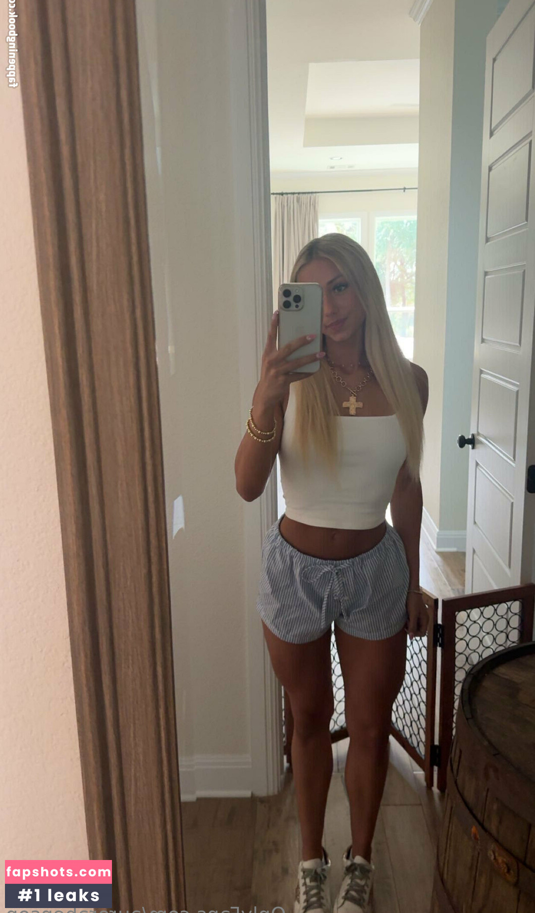 aurorabenson gallery photo #5