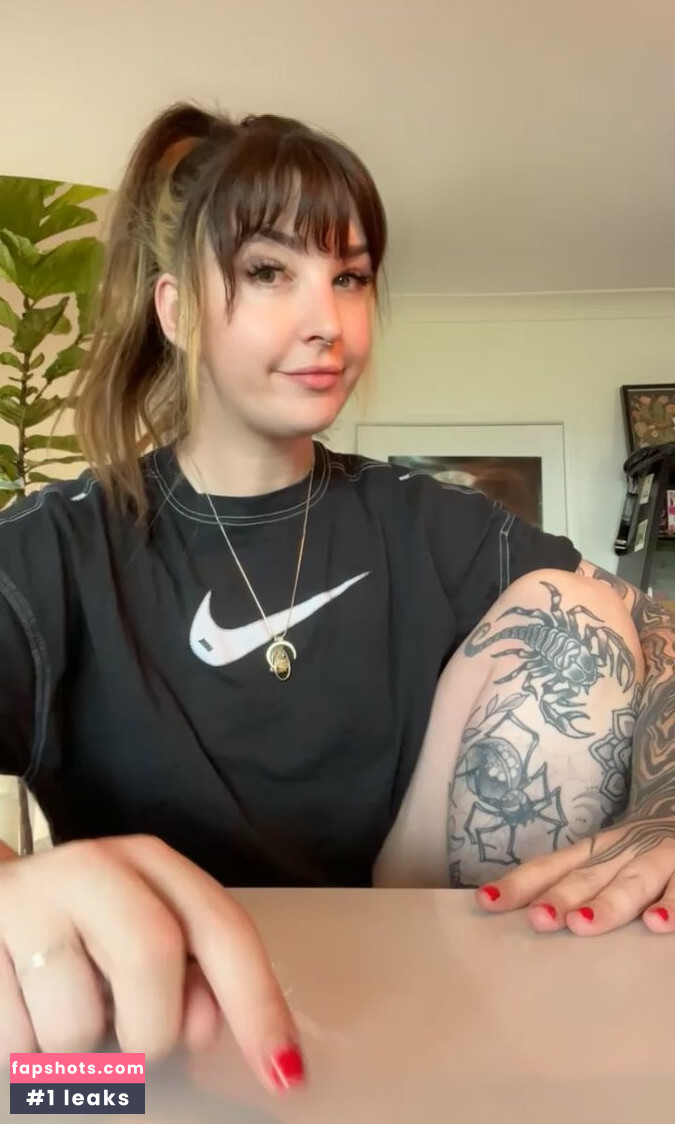 Aus Sarah gallery photo #4