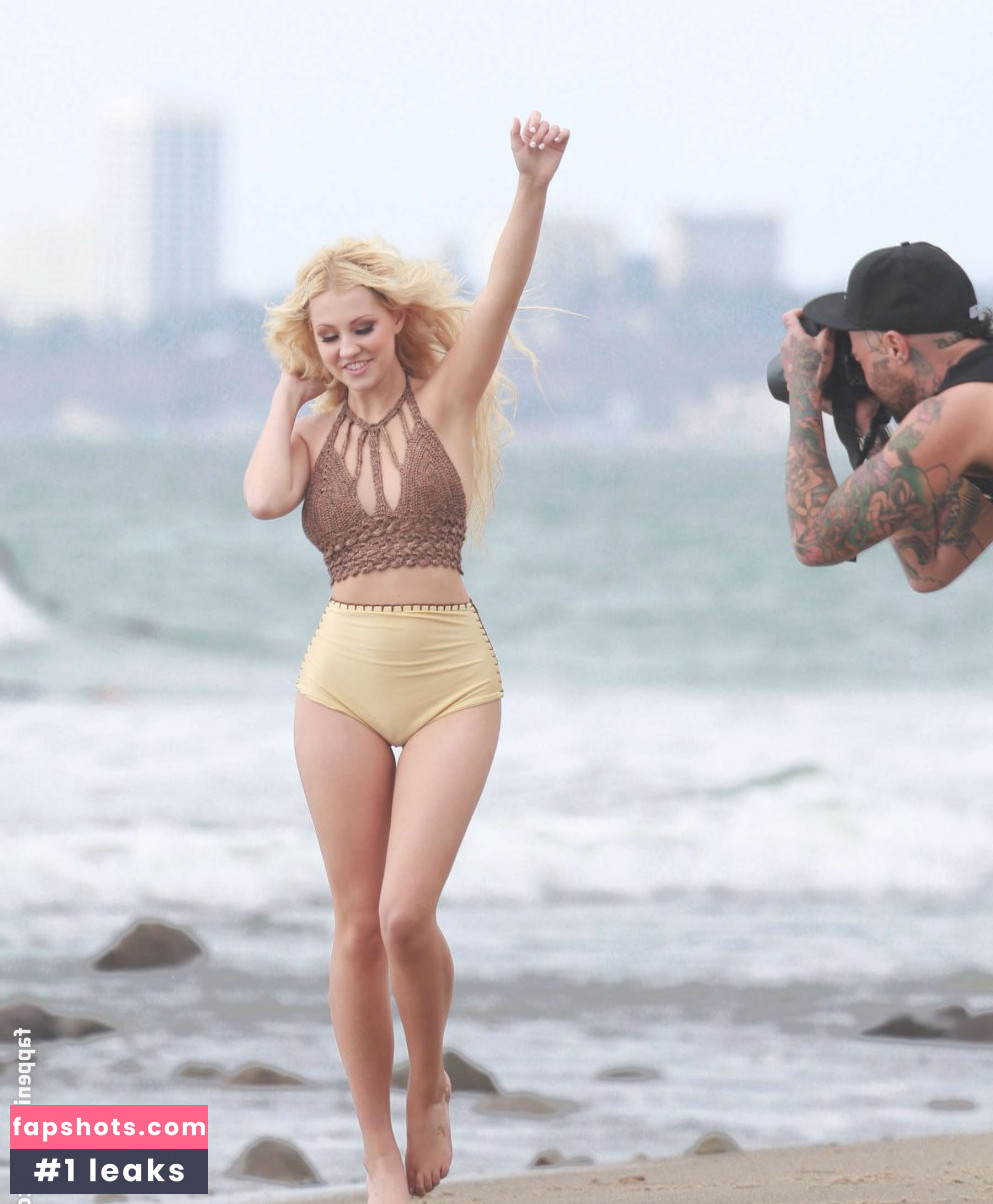 Ava Sambora gallery photo #43