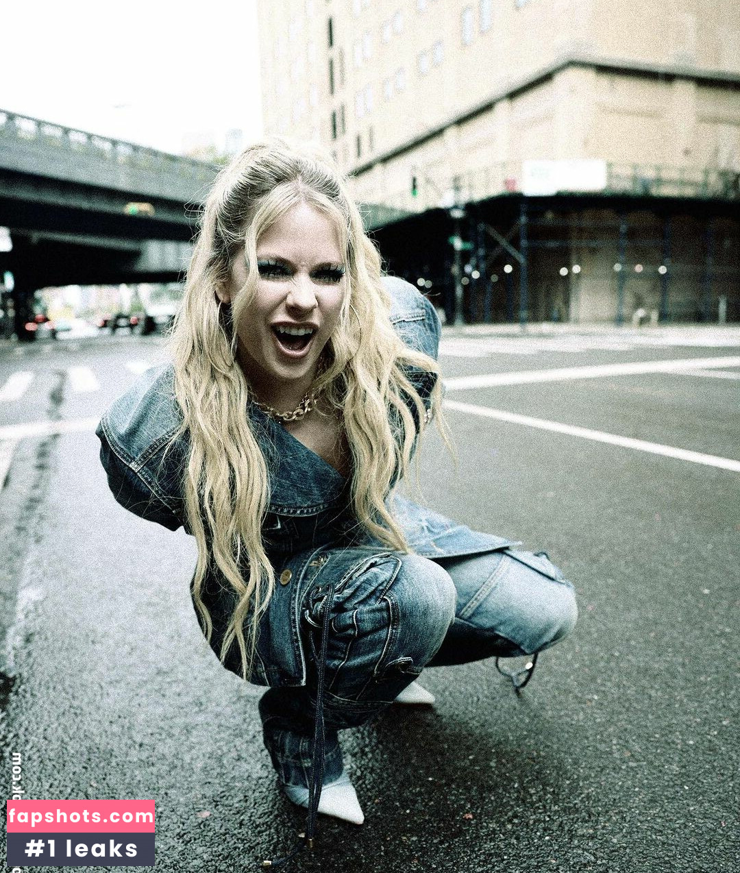 Avril Lavigne Filtración Desnuda OnlyFans Foto #237 - Fapshots