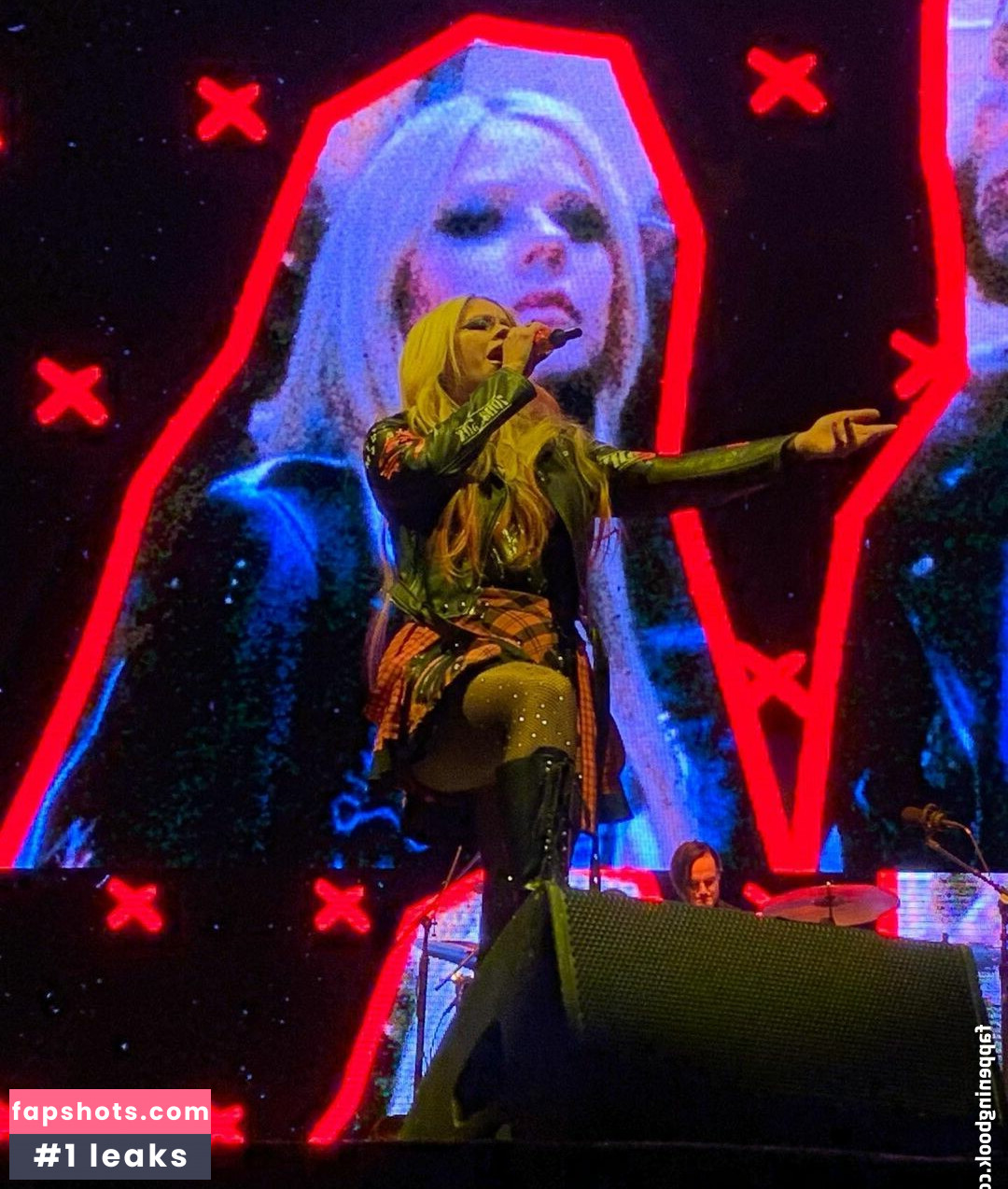 Avril Lavigne Nude Leaks OnlyFans Photos #370 - LeakJerk