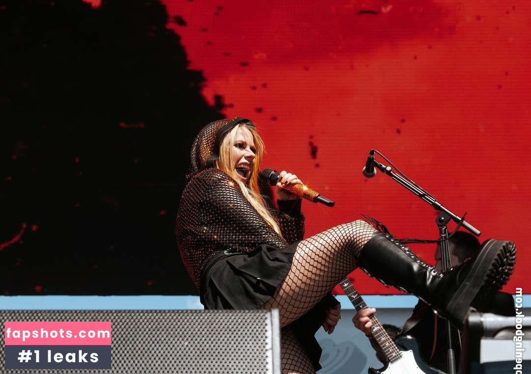 Avril Lavigne Nude Leaks OnlyFans Photos #371 - LeakJerk