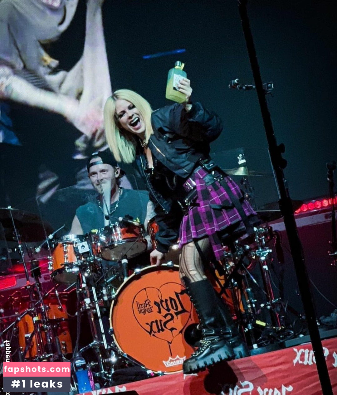 Avril Lavigne Nude Leaks OnlyFans Photos #377 - LeakJerk