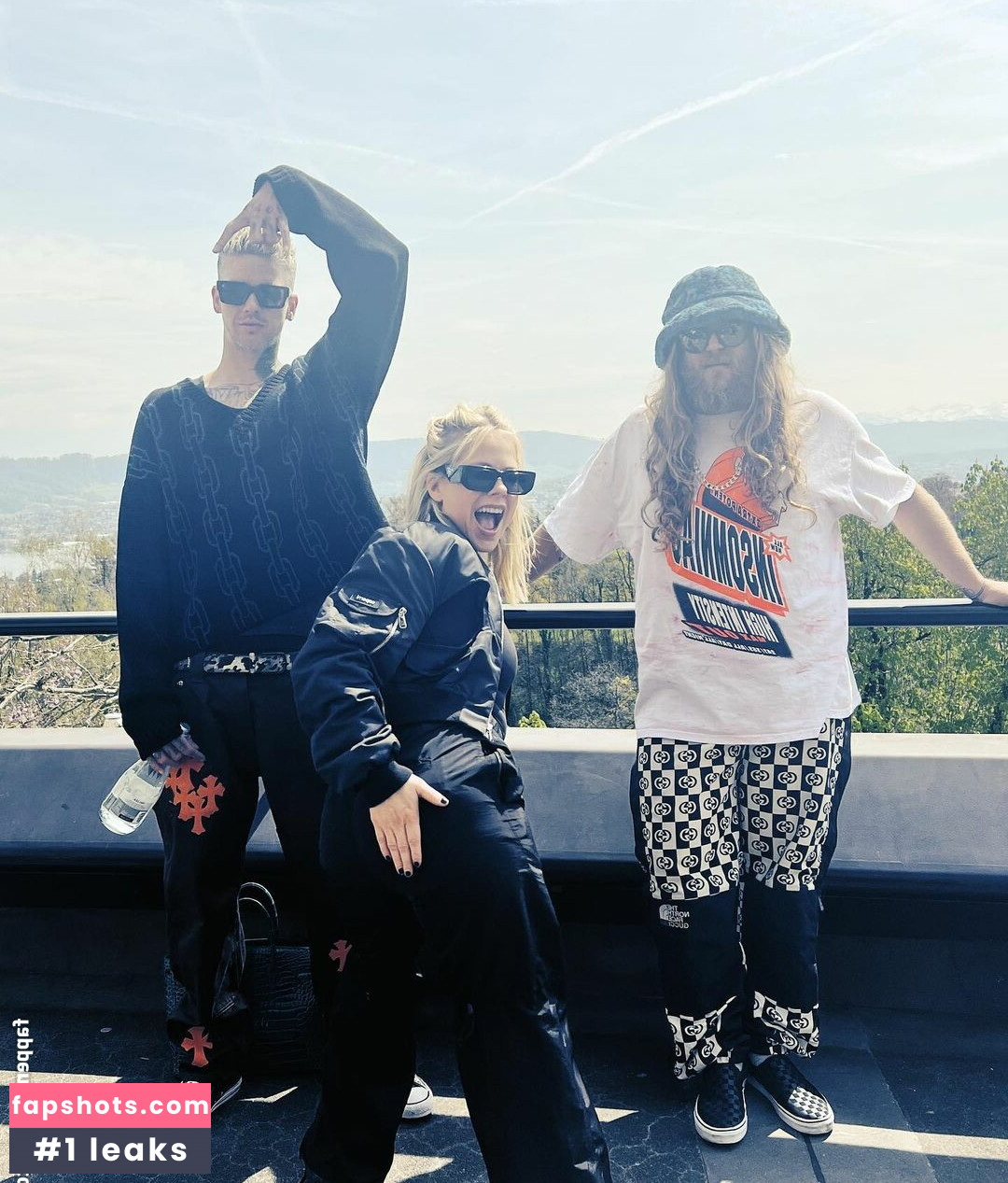 Avril Lavigne Nude Leaks OnlyFans Photos #378 - LeakJerk