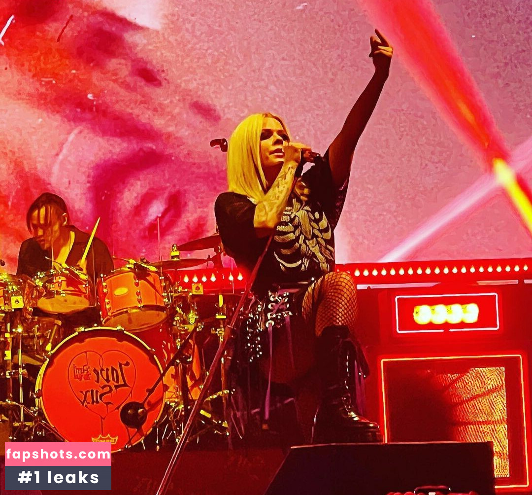 Avril Lavigne Nude Leaks OnlyFans Photos #382 - LeakJerk