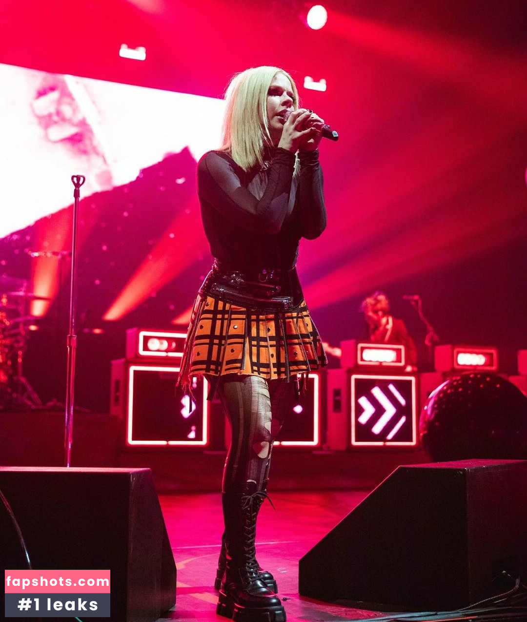 Avril Lavigne Nude Leaks OnlyFans Photos #391 - LeakJerk