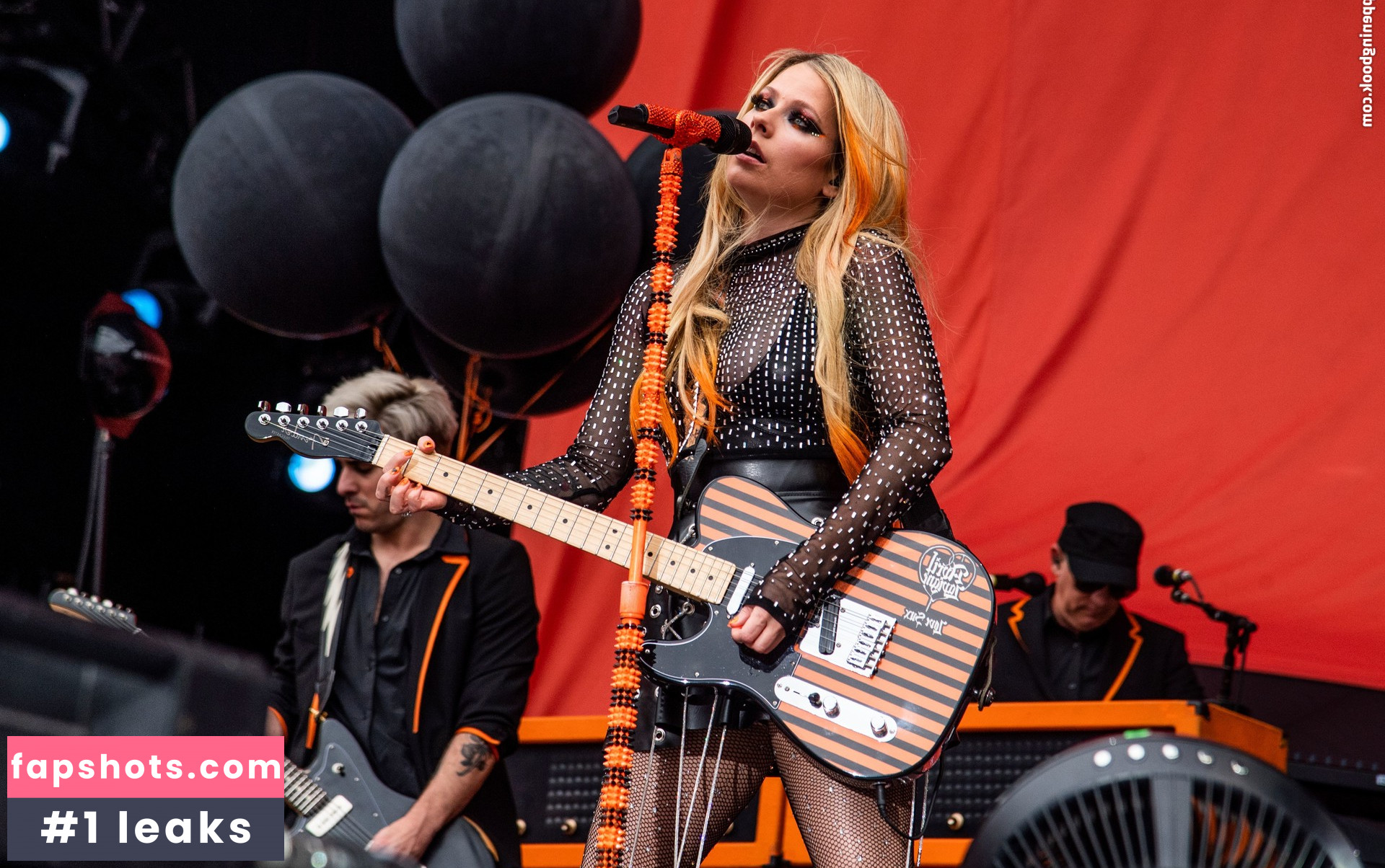 Avril Lavigne Nude Leaks OnlyFans Photos #452 - LeakJerk