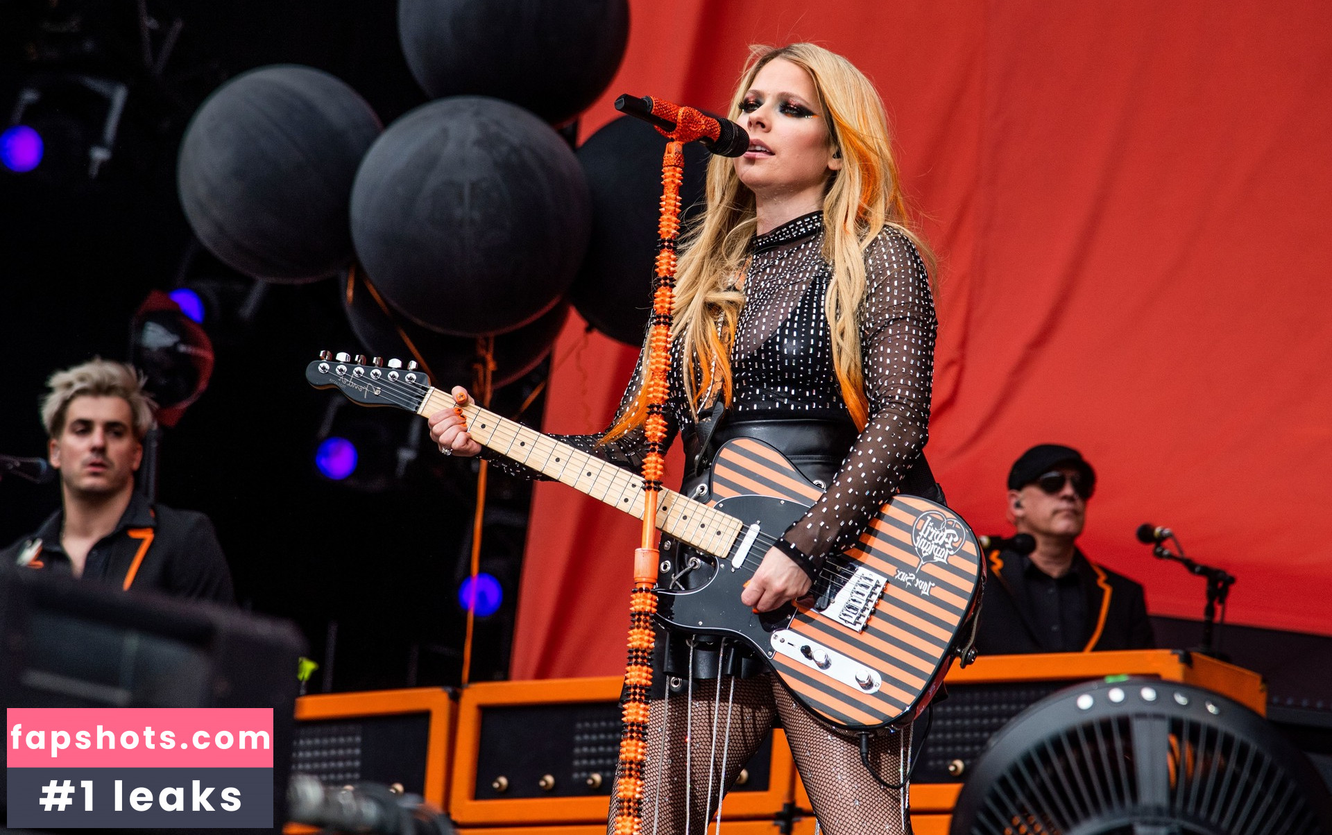 Avril Lavigne Nude Leaks OnlyFans Photos #454 - LeakJerk