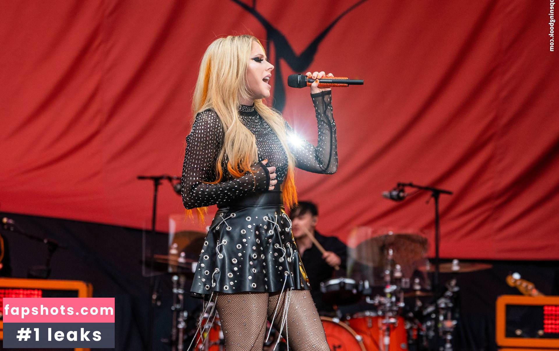 Avril Lavigne Nude Leaks OnlyFans Photos #455 - LeakJerk