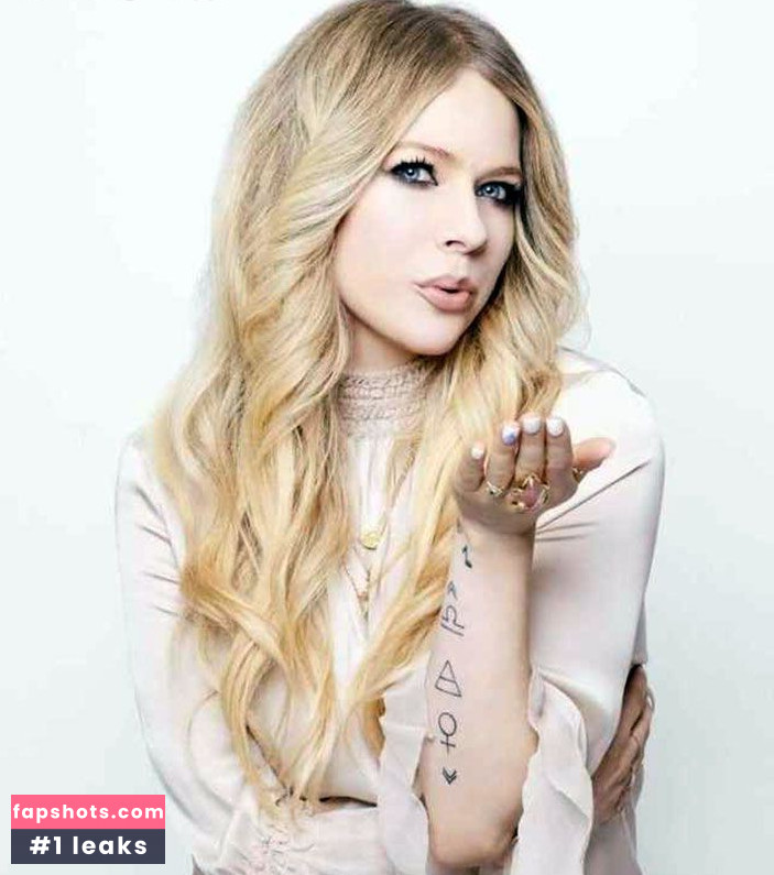 Avril Lavigne Nude Leaks OnlyFans Photos #550 - LeakJerk