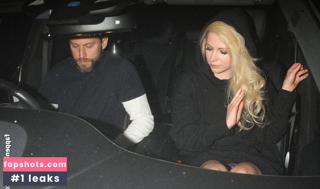 Avril Lavigne Nude Leaks OnlyFans Photos #558 - LeakJerk