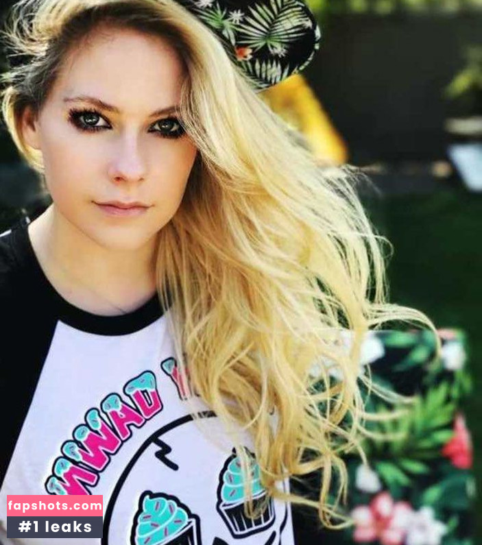 Avril Lavigne Nude Leaks OnlyFans Photos #563 - LeakJerk