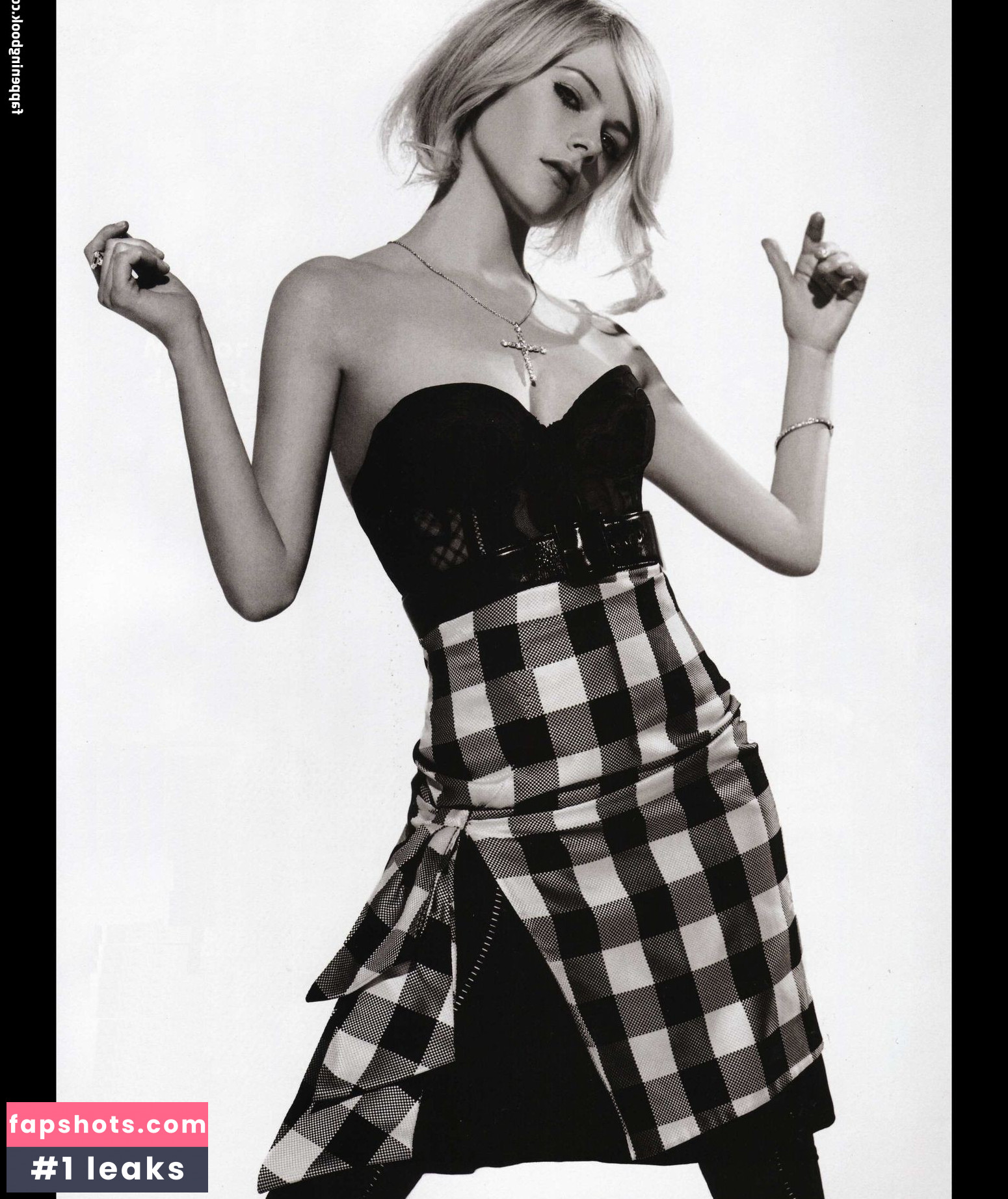 Avril Lavigne Nude Leaks OnlyFans Photos #606 - LeakJerk