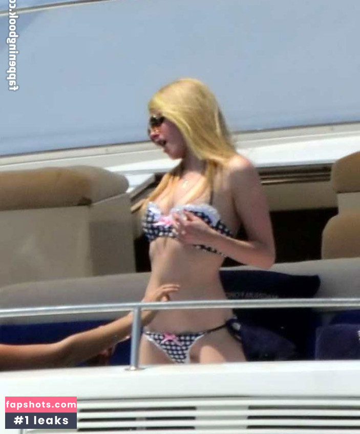 Avril Lavigne Nude Leaks OnlyFans Photos #634 - LeakJerk