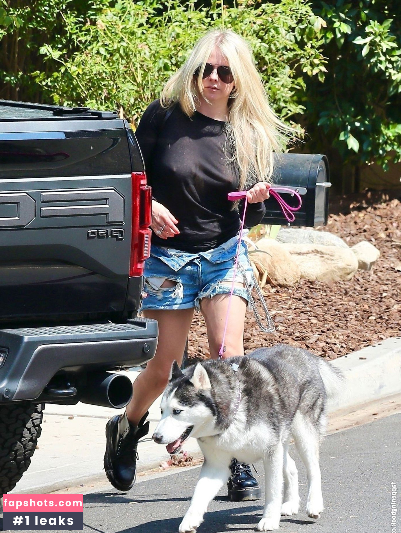 Avril Lavigne Nude Leaks OnlyFans Photos #679 - LeakJerk