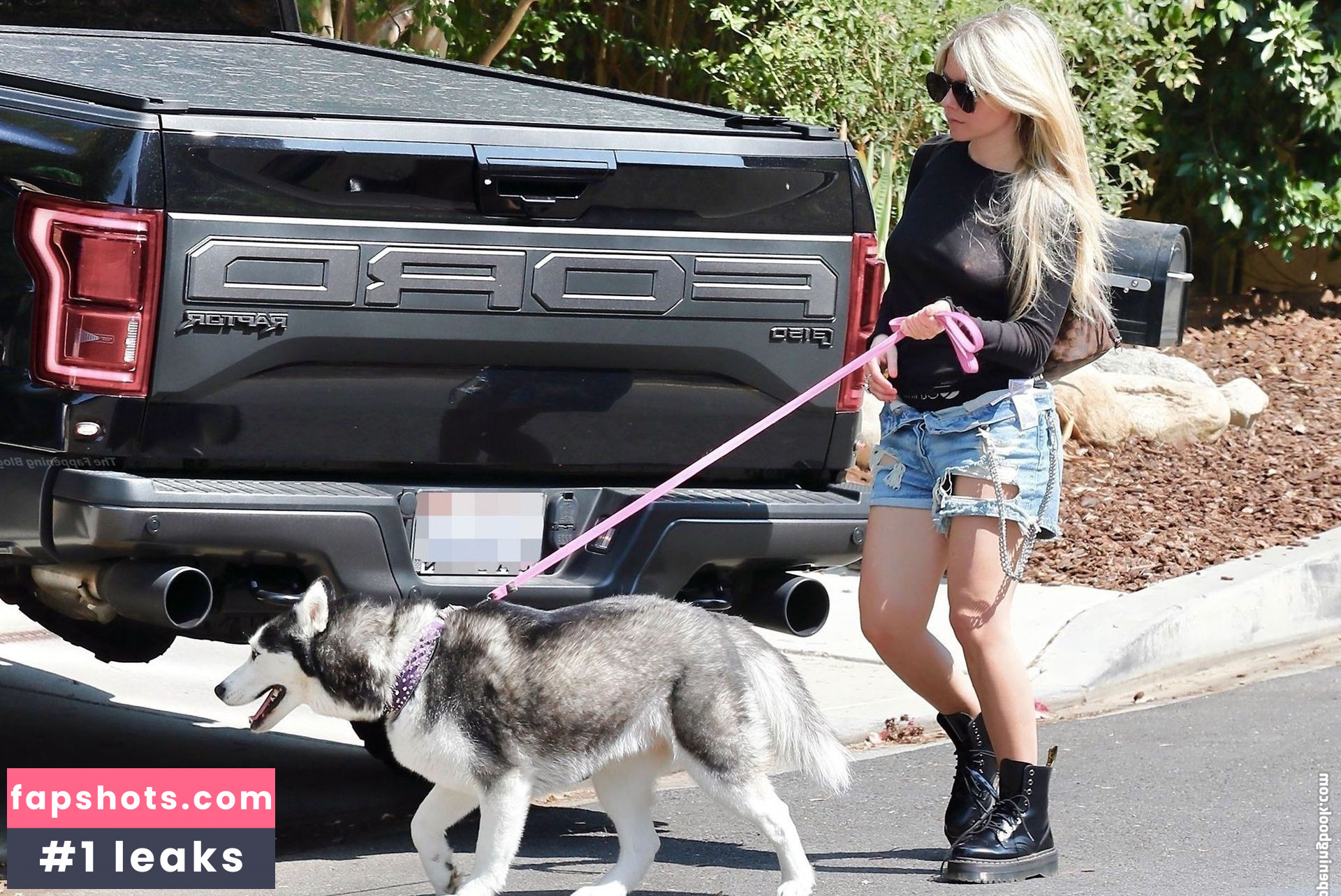 Avril Lavigne Nude Leaks OnlyFans Photos #682 - LeakJerk