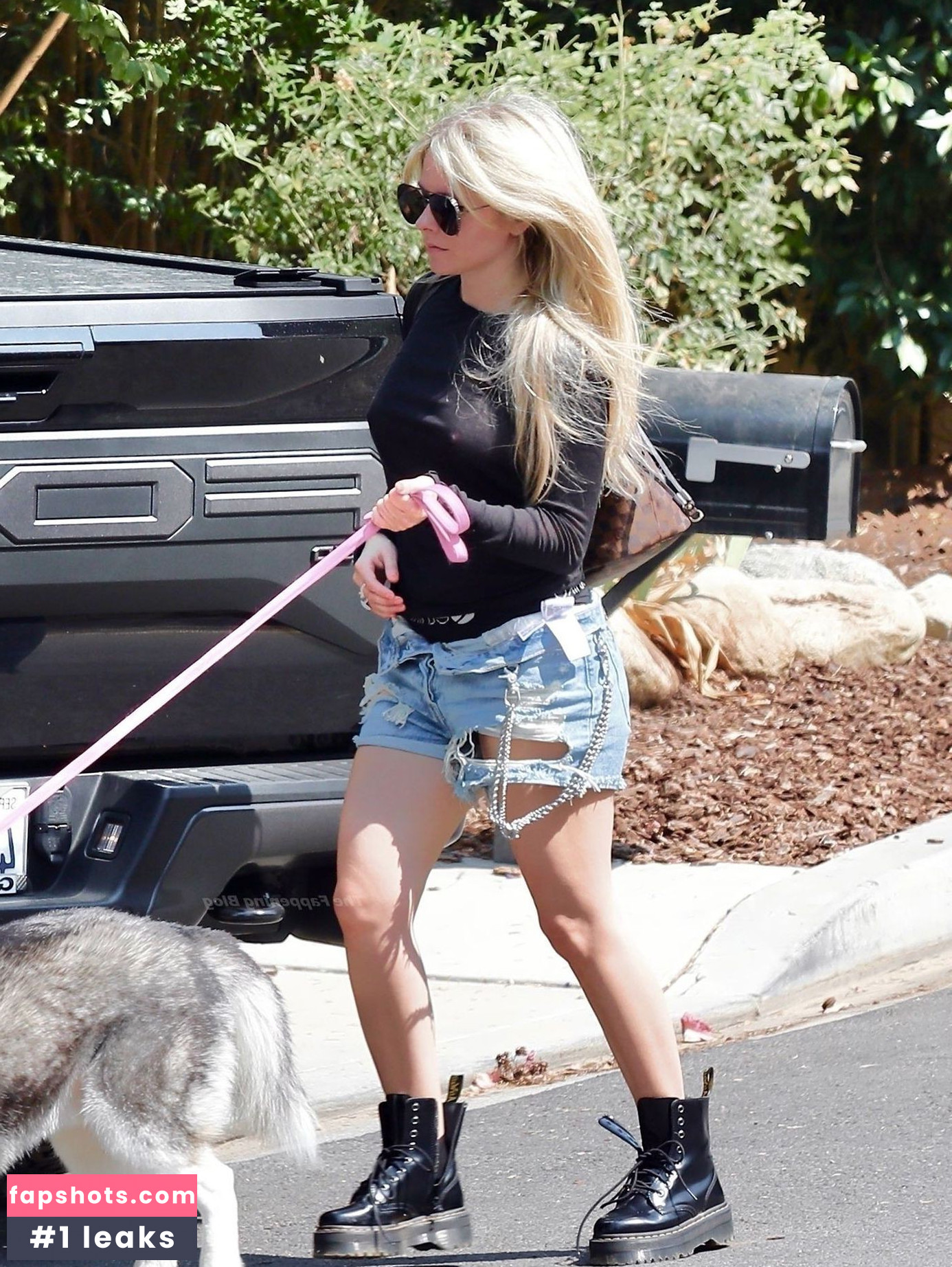 Avril Lavigne Nude Leaks OnlyFans Photos #683 - LeakJerk