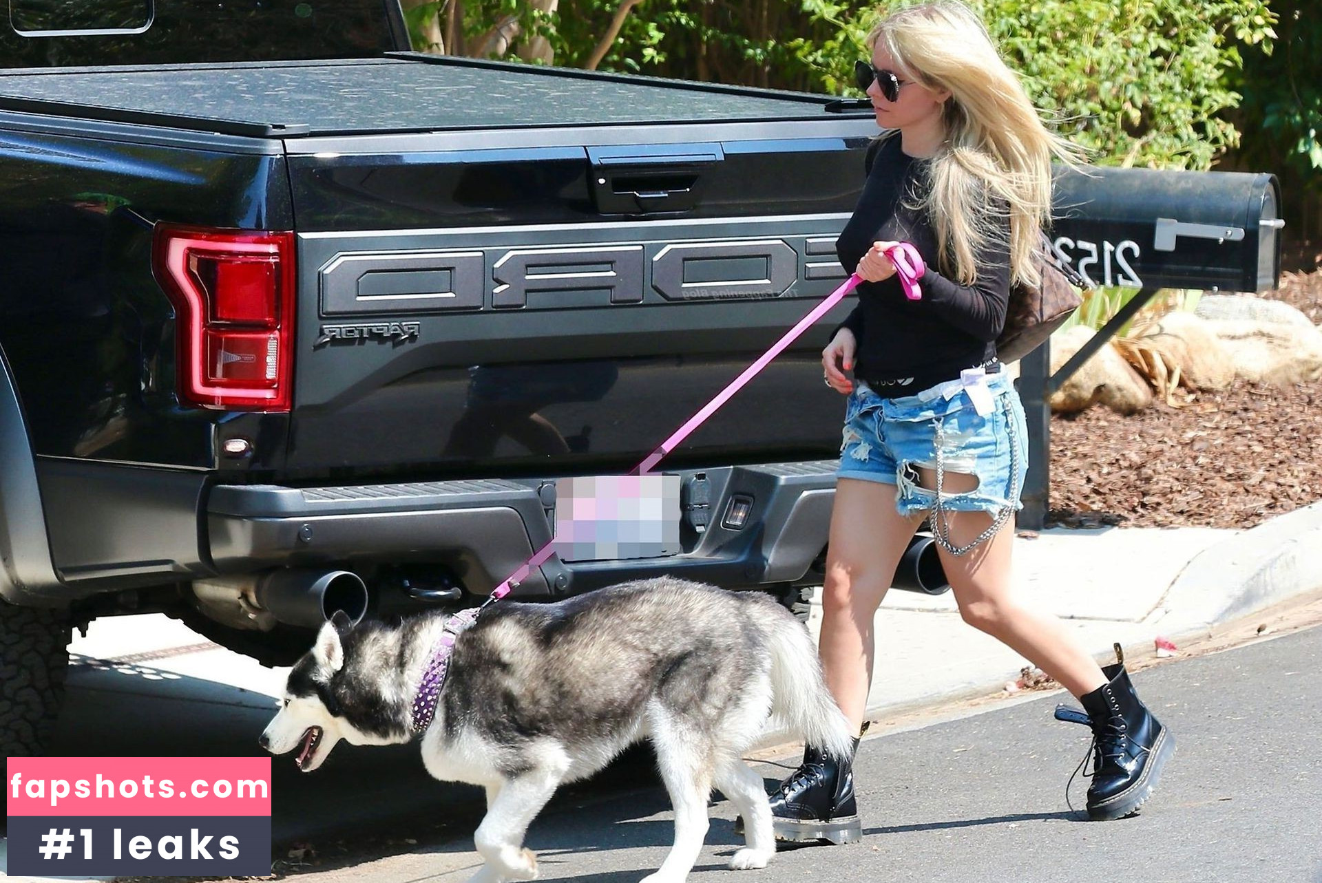 Avril Lavigne Nude Leaks OnlyFans Photos #684 - LeakJerk