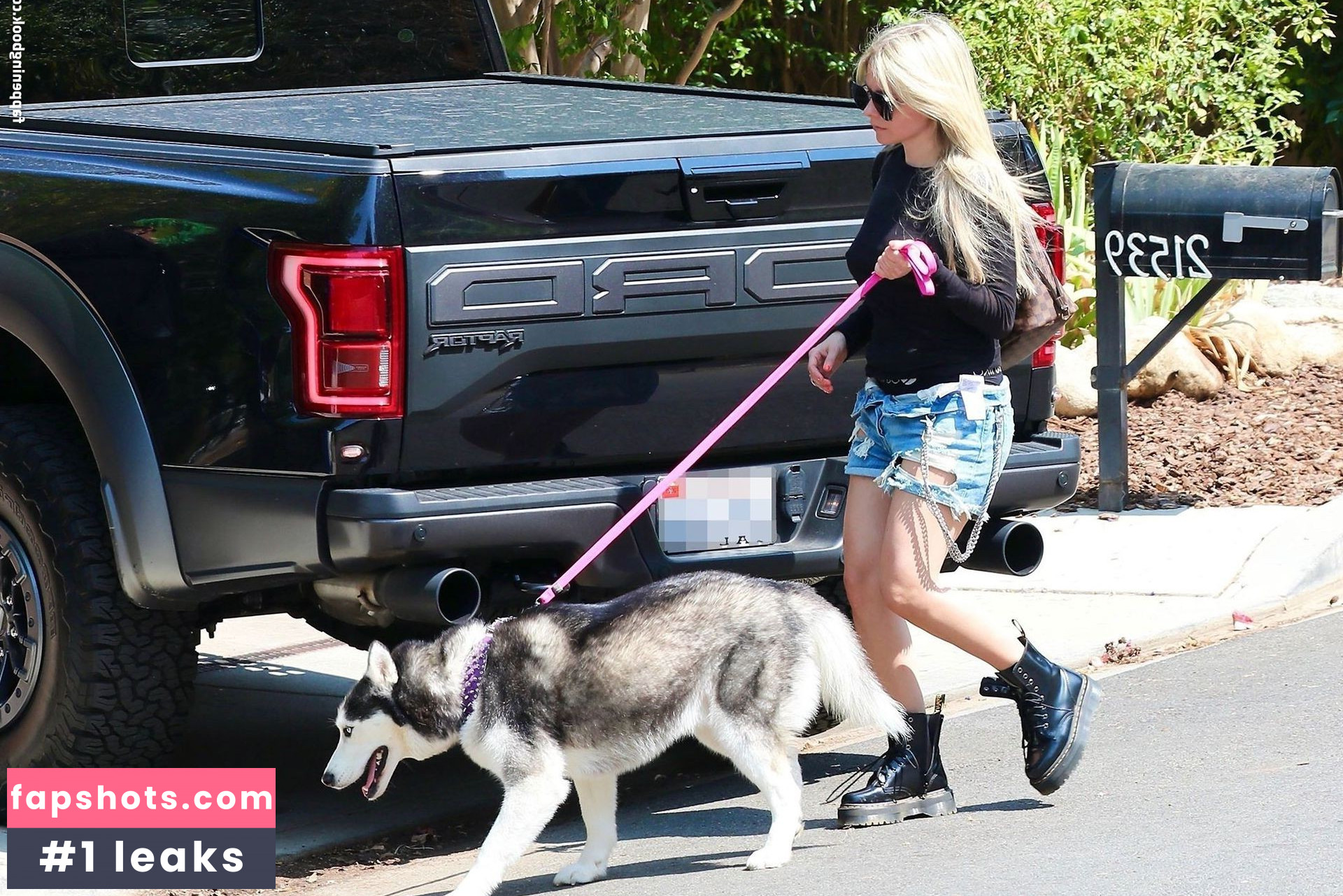 Avril Lavigne Nude Leaks OnlyFans Photos #685 - LeakJerk