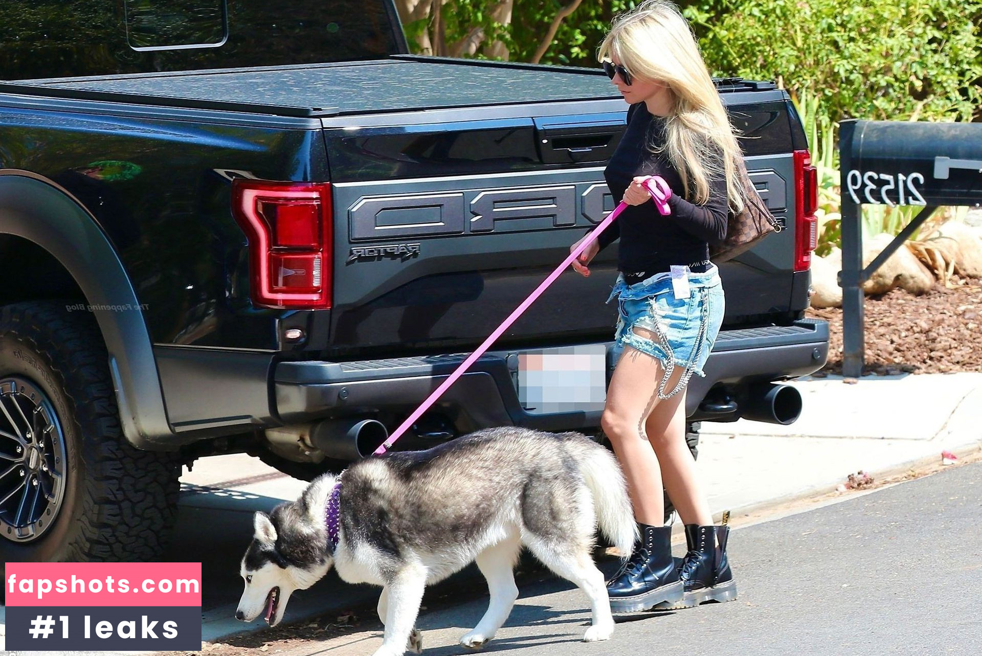 Avril Lavigne Nude Leaks OnlyFans Photos #686 - LeakJerk