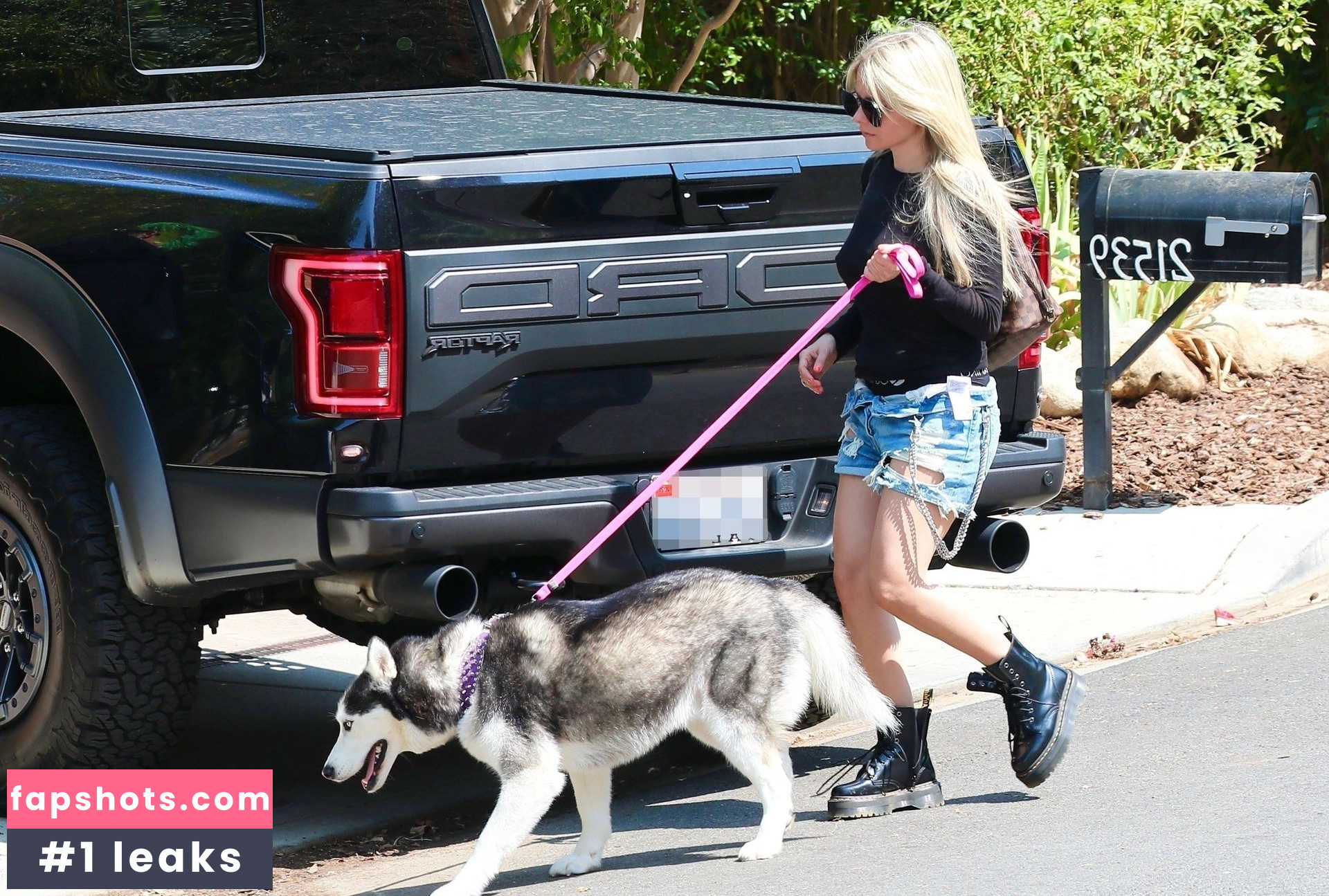 Avril Lavigne Nude Leaks OnlyFans Photos #718 - LeakJerk