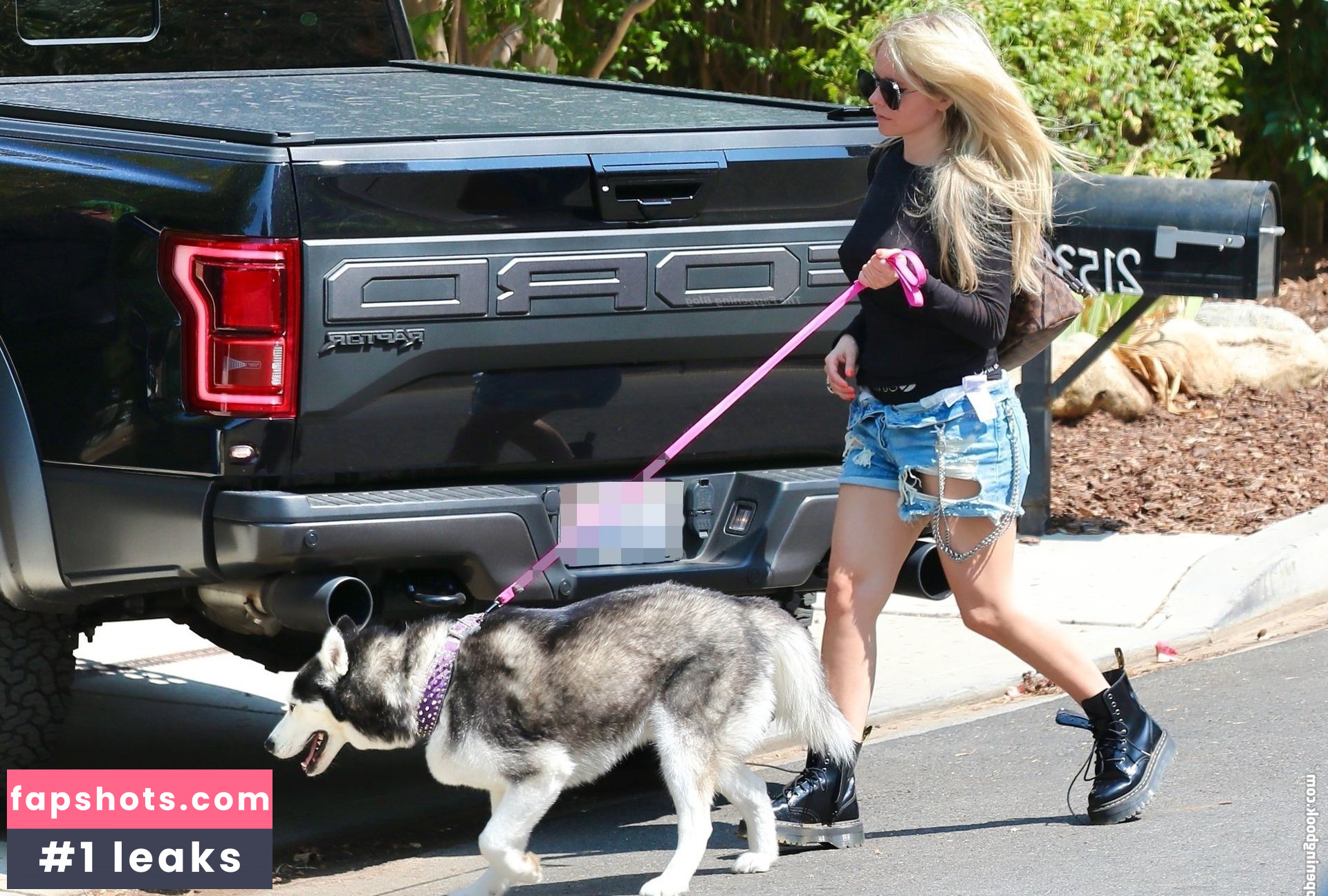 Avril Lavigne Nude Leaks OnlyFans Photos #719 - LeakJerk