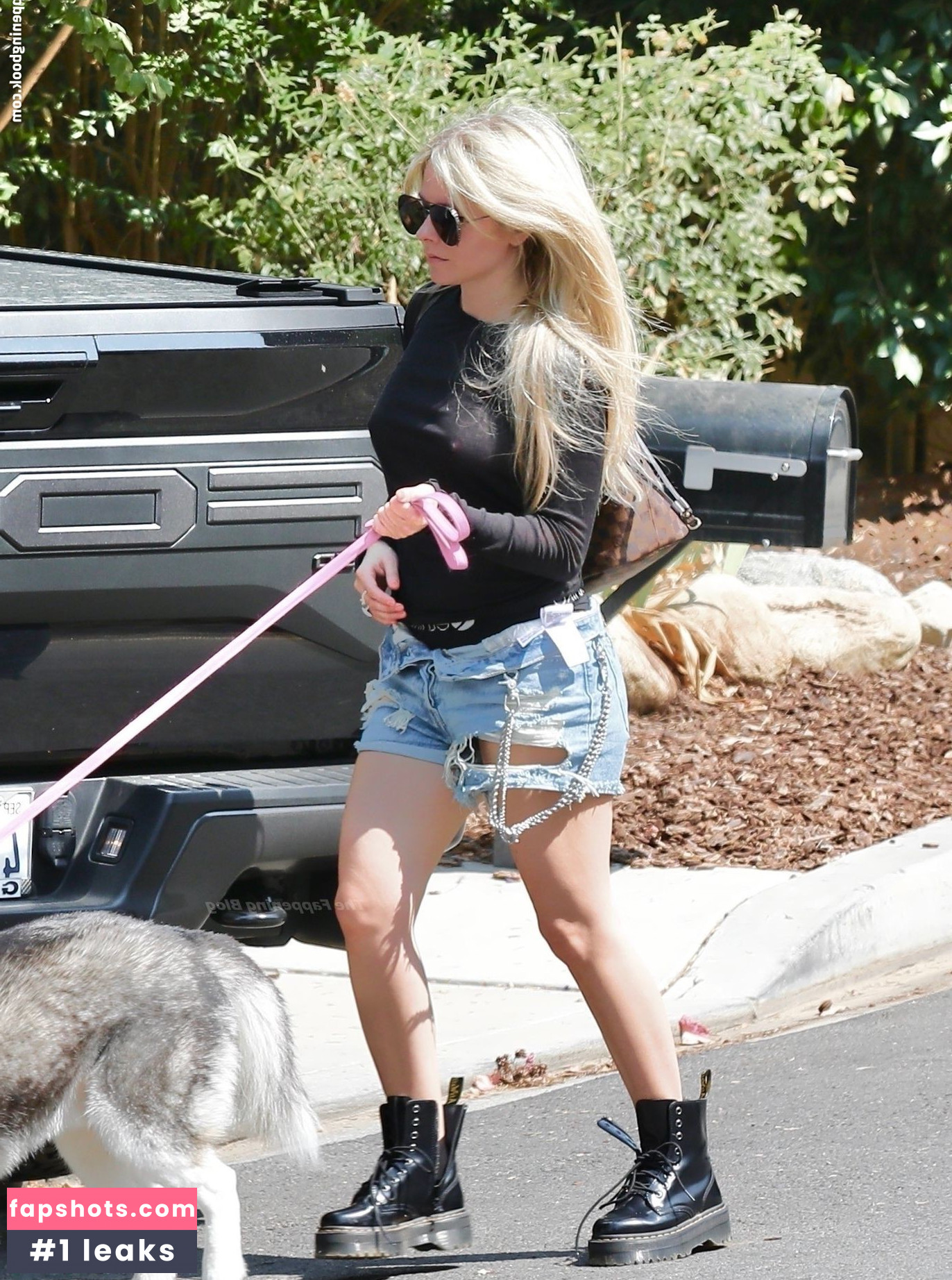 Avril Lavigne Nude Leaks OnlyFans Photos #720 - LeakJerk