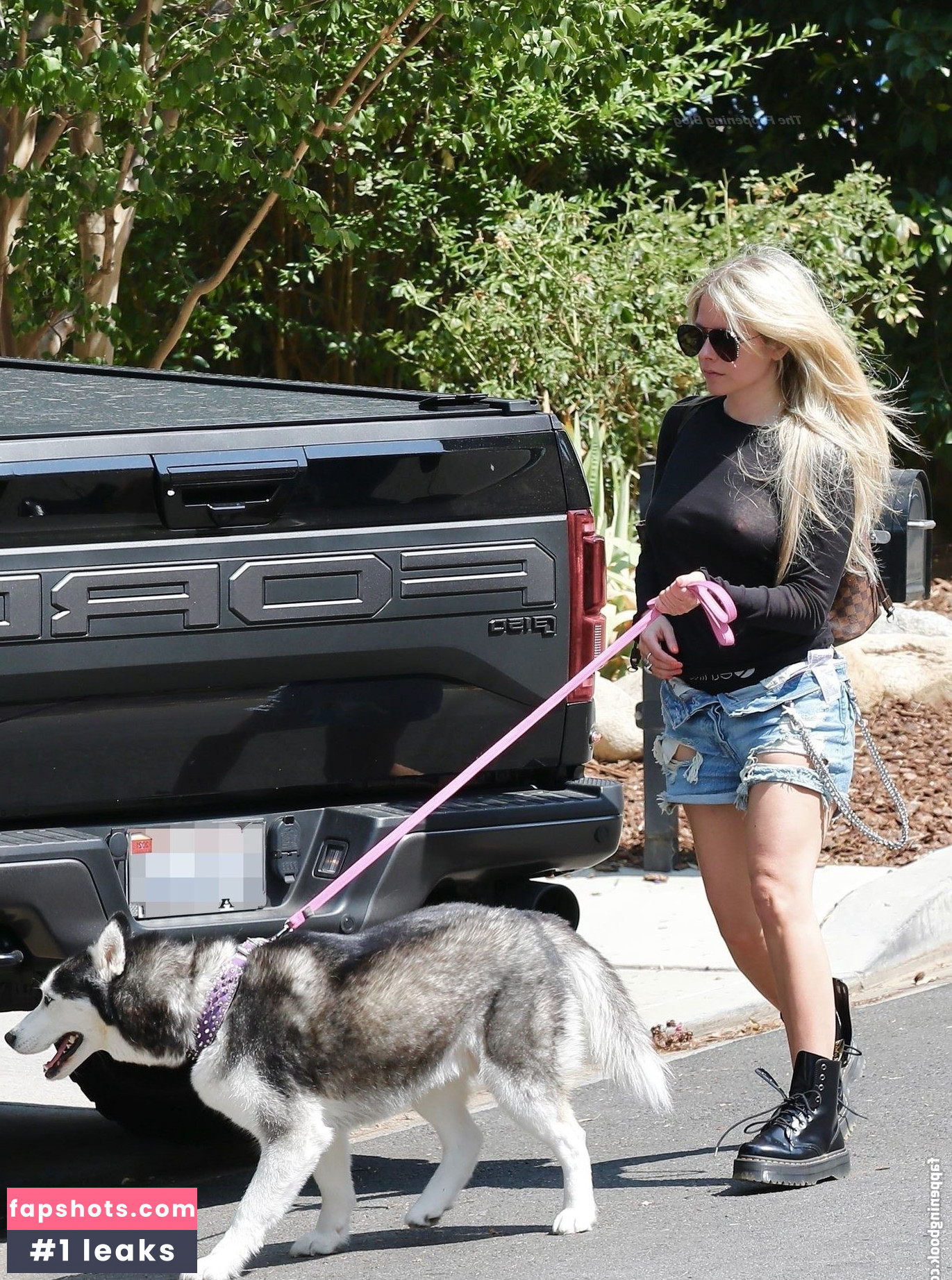 Avril Lavigne Nude Leaks OnlyFans Photos #722 - LeakJerk