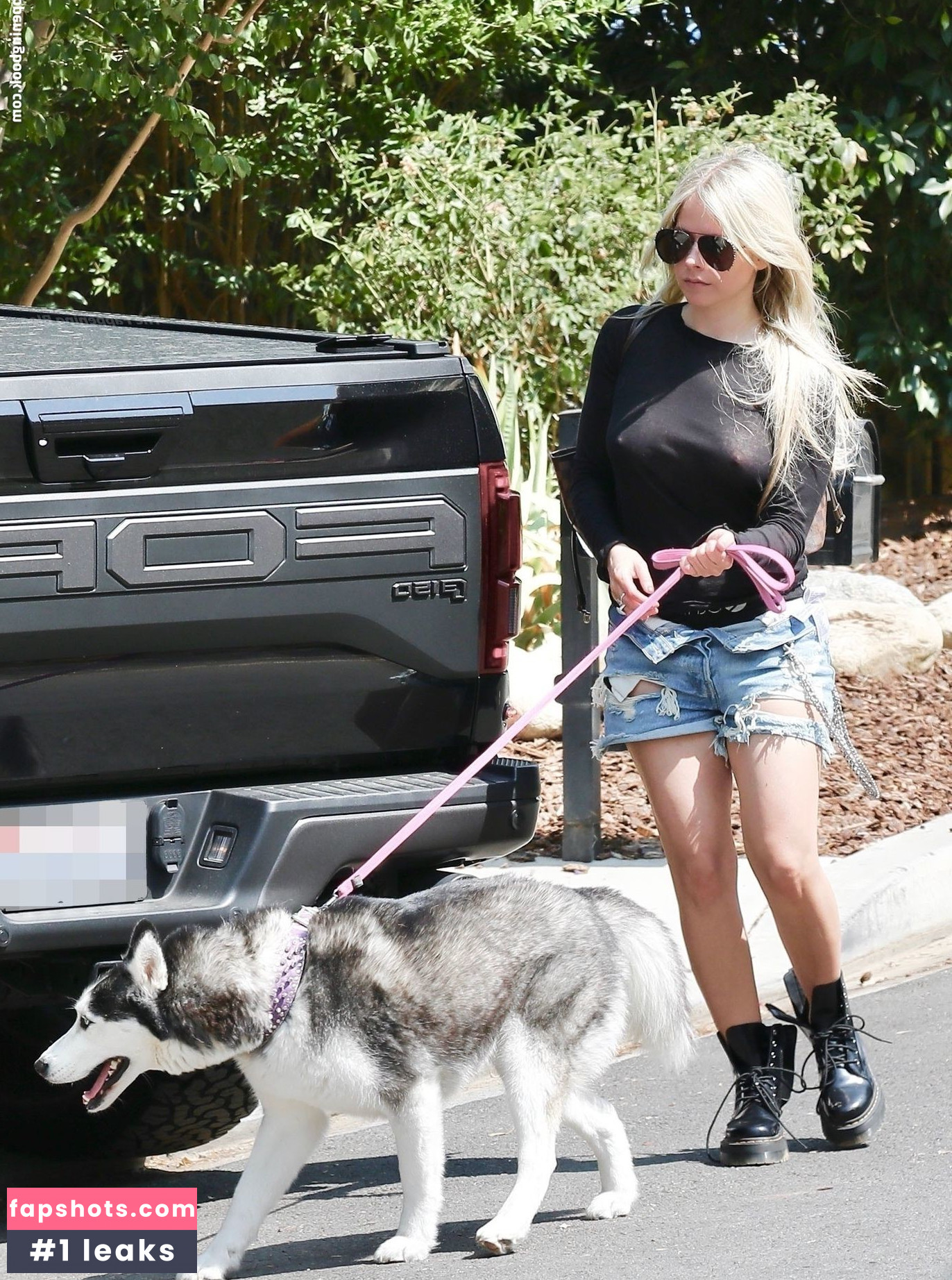 Avril Lavigne Nude Leaks OnlyFans Photos #723 - LeakJerk