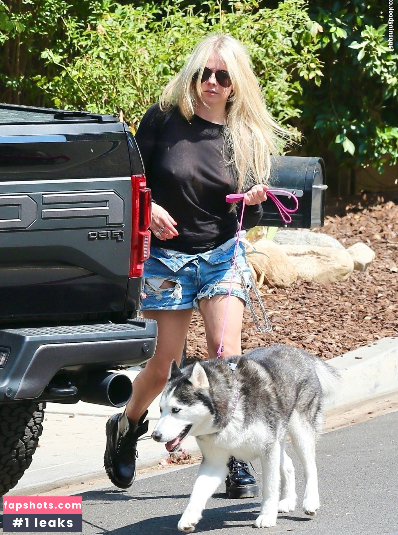 Avril Lavigne Nude Leaks OnlyFans Photos #724 - LeakJerk