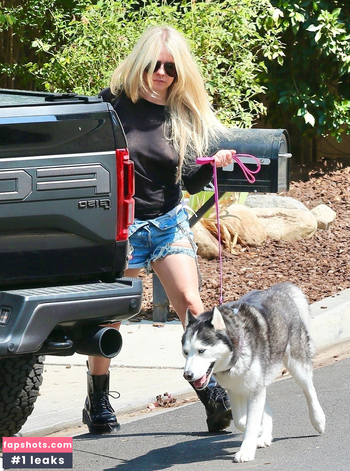 Avril Lavigne Nude Leaks OnlyFans Photos #725 - LeakJerk