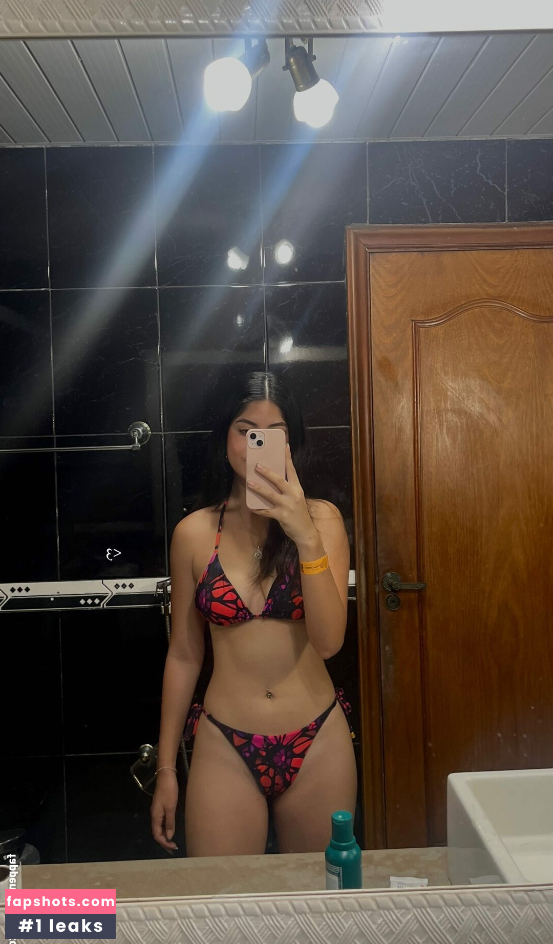 Avril Toro gallery photo #13