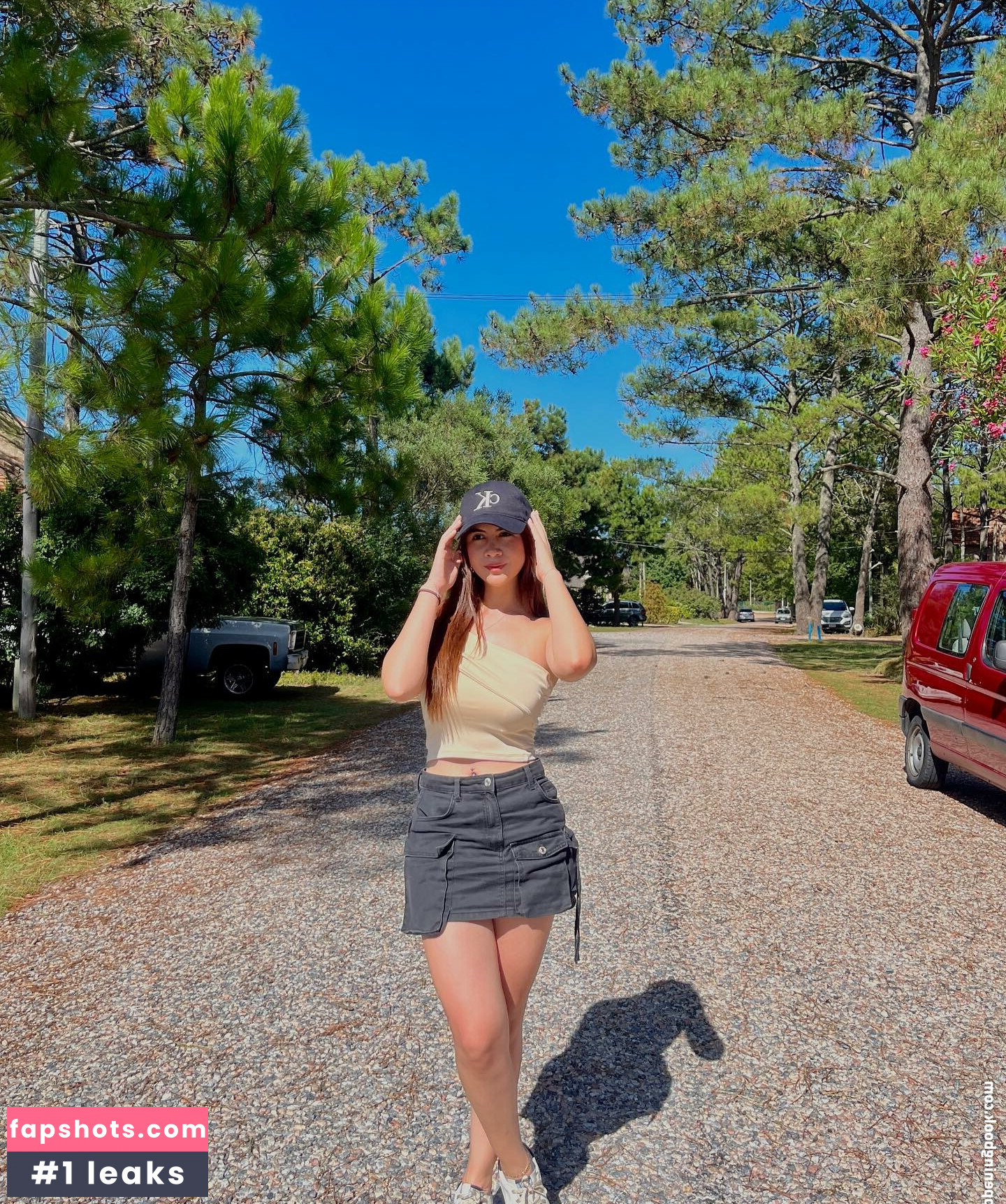 Avril Toro gallery photo #44