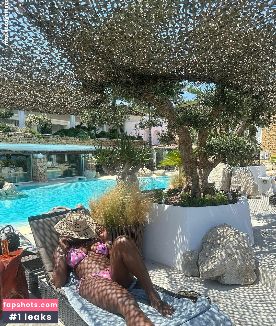 Aya Nakamura gallery photo #23