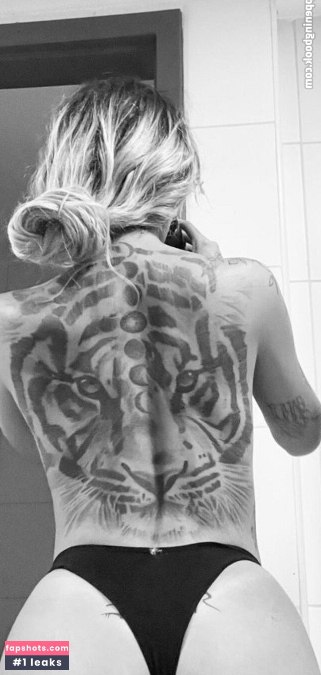 Azzy MC gallery photo #19