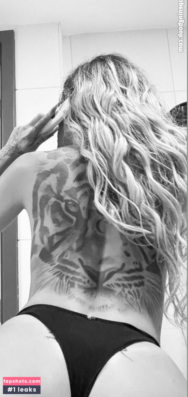 Azzy MC gallery photo #22