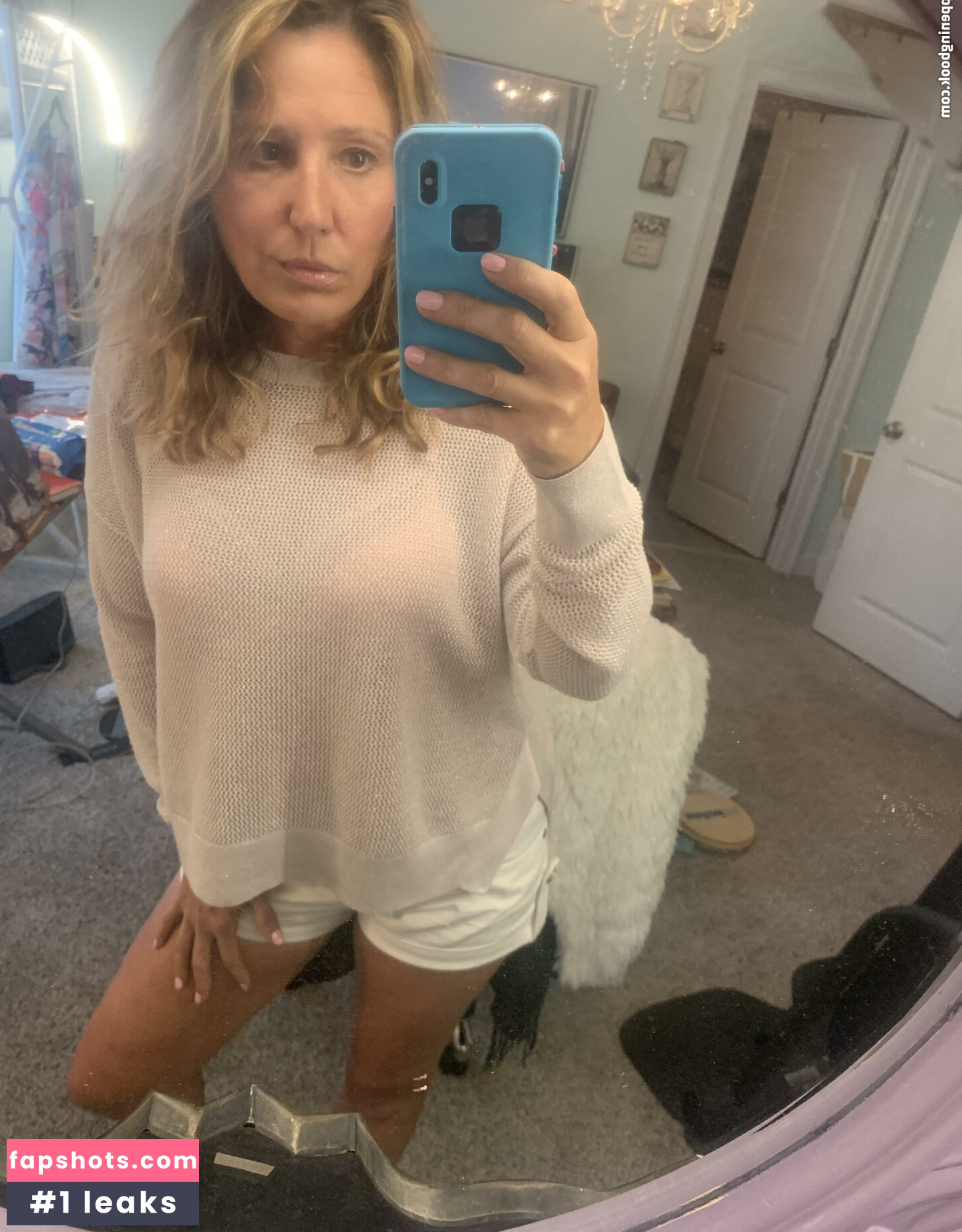 Beachbound nude babe gallery